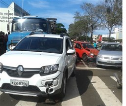 Engarrafamento na Avenida Colombo deixa três pessoas feridas